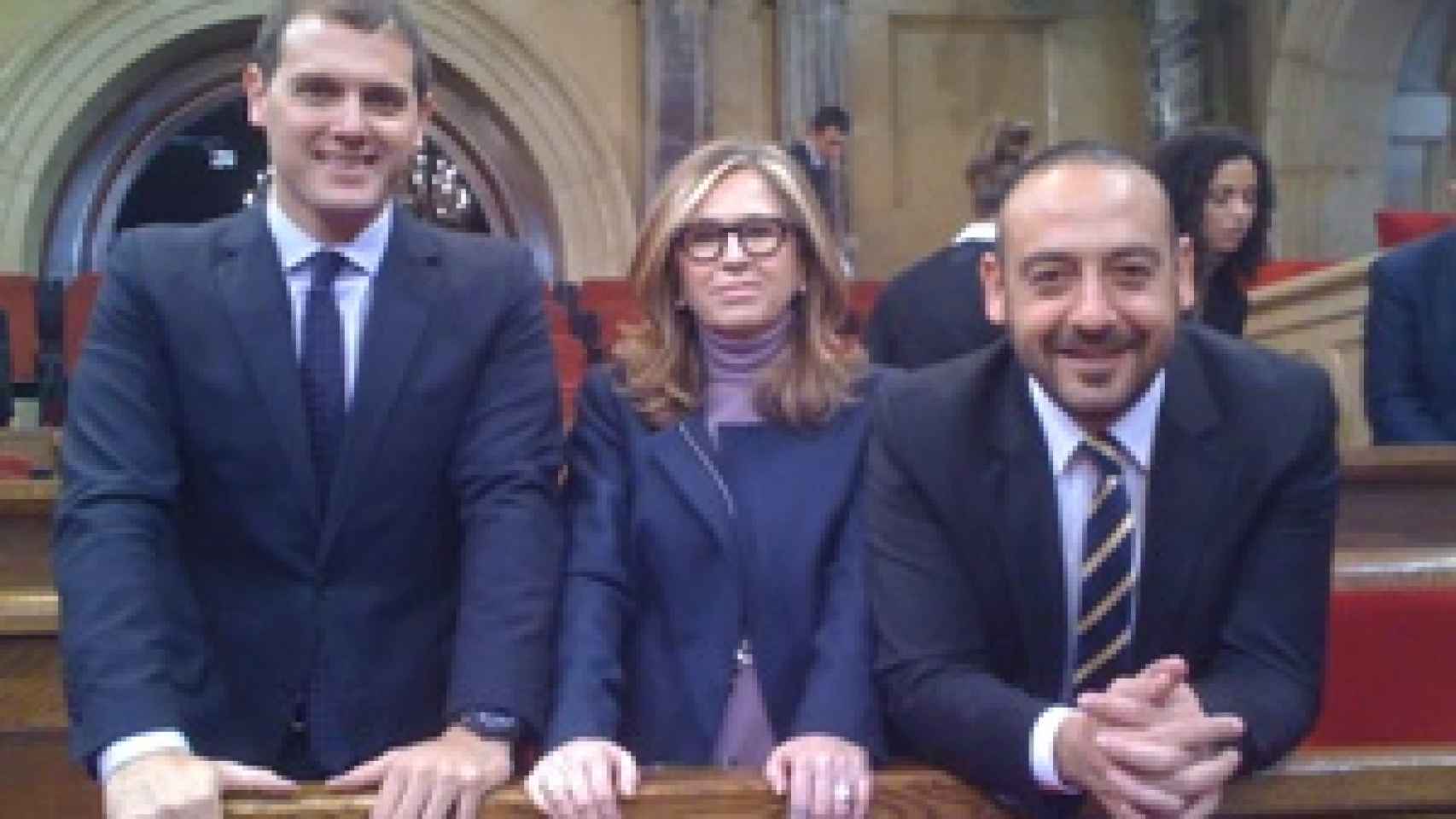 Albert con dos compañeros de partido en el Parlament de Cataluña