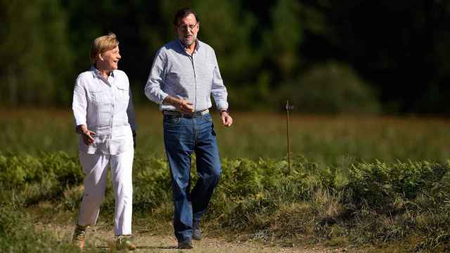 El presidente del Gobierno, Mariano Rajoy, y Angela Merkel en agosto de 2014. / Getty Images