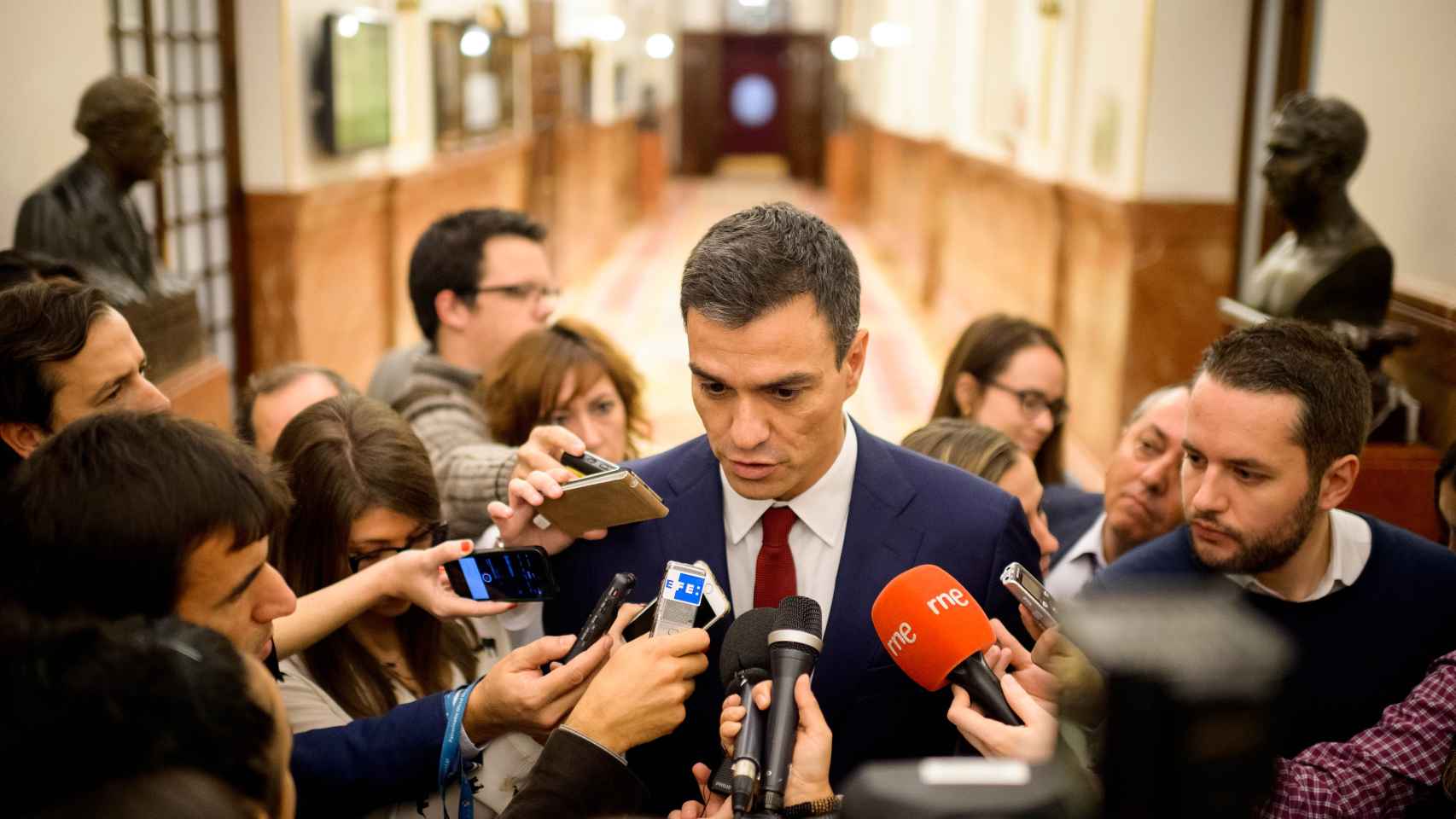 Pedro Sánchez comparece ante los periodistas en los pasillos del Congreso