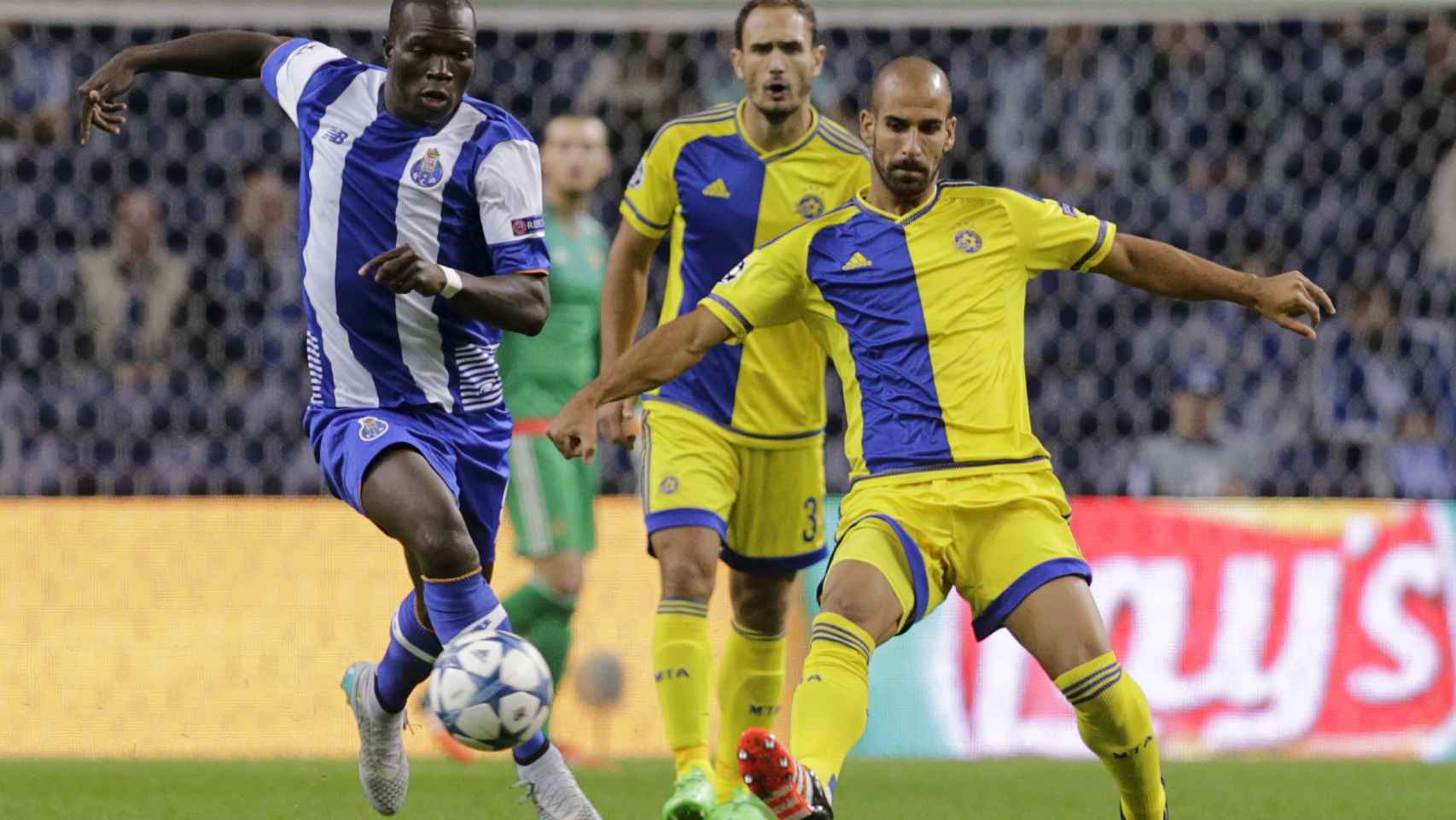 Aboubakar disputa un balón frente al Maccabi