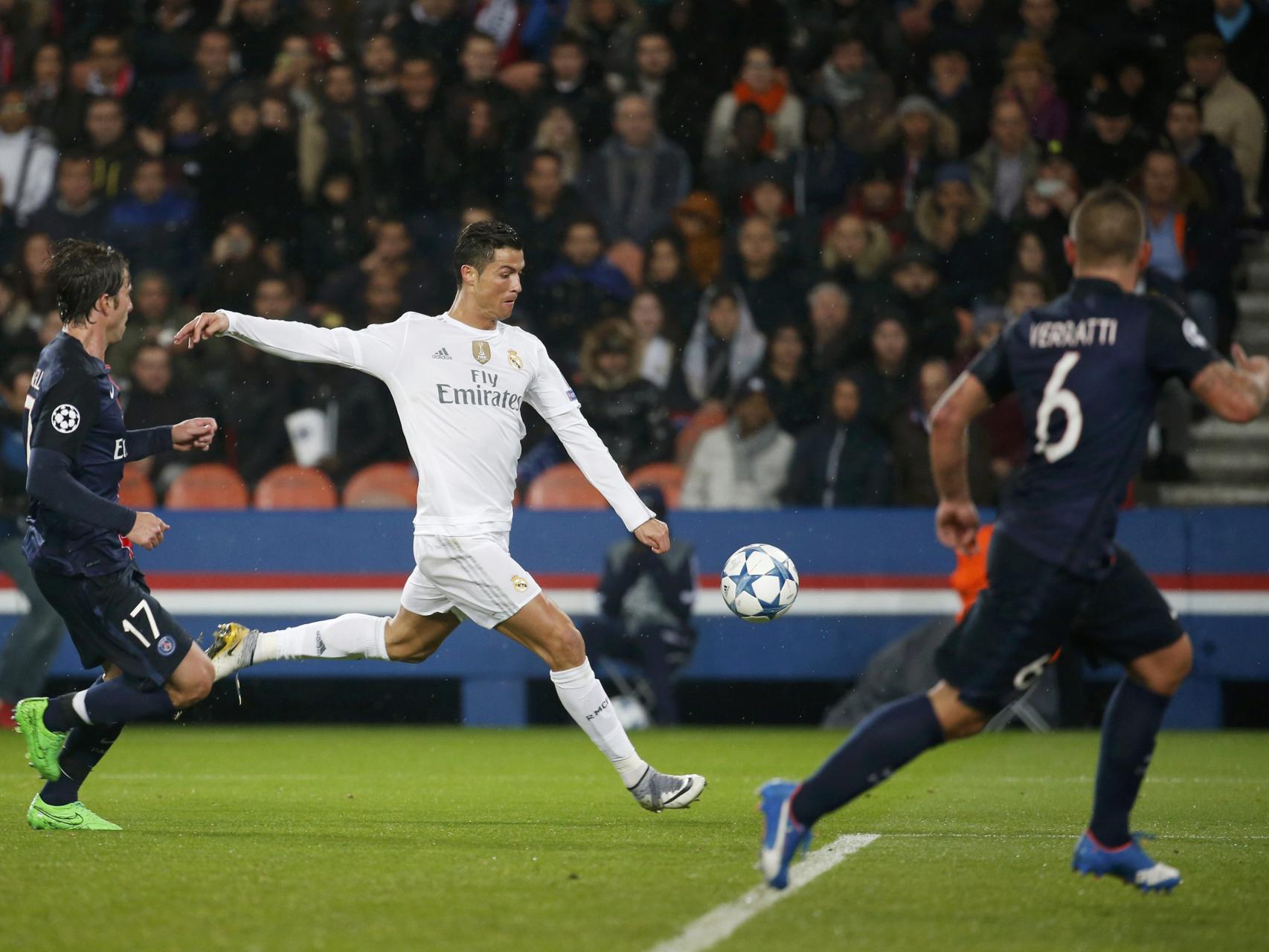 Cristiano remata frente al PSG.