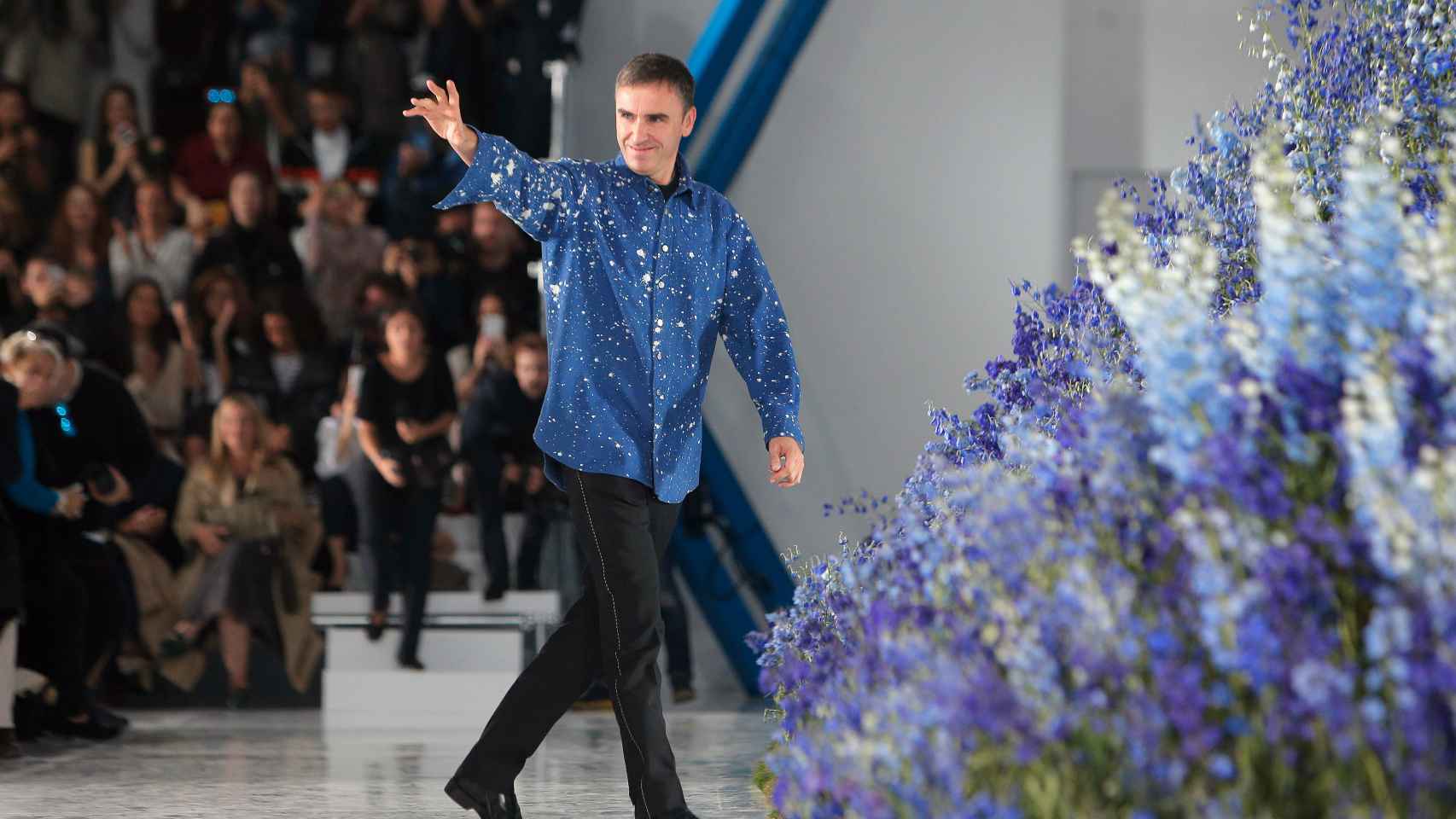 Raf Simons sale a saludar después de su último desfile para Dior