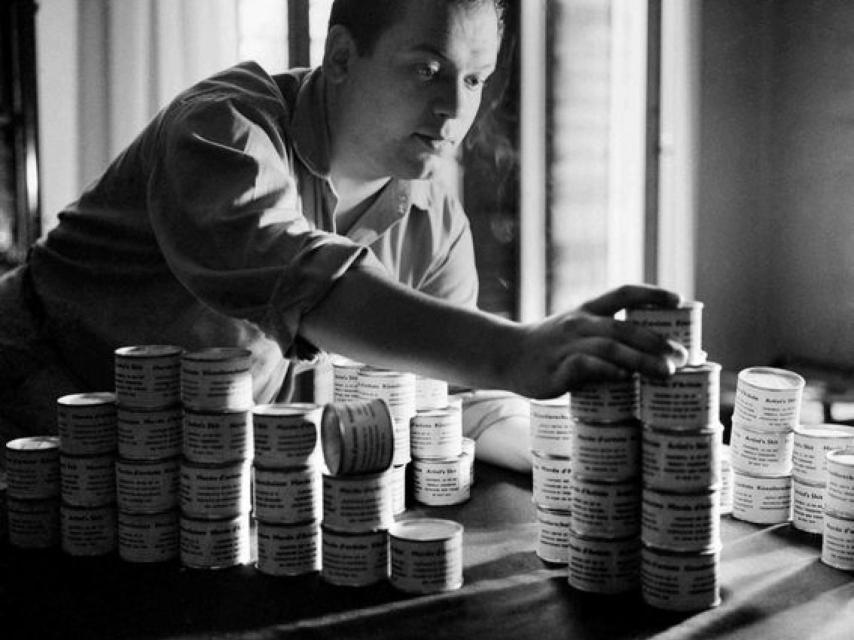 Piero Manzoni con sus latas.