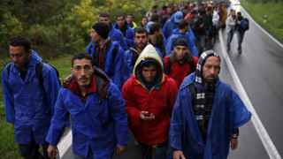 Refugiados caminando en Croacia tras cruzar la frontera con Serbia