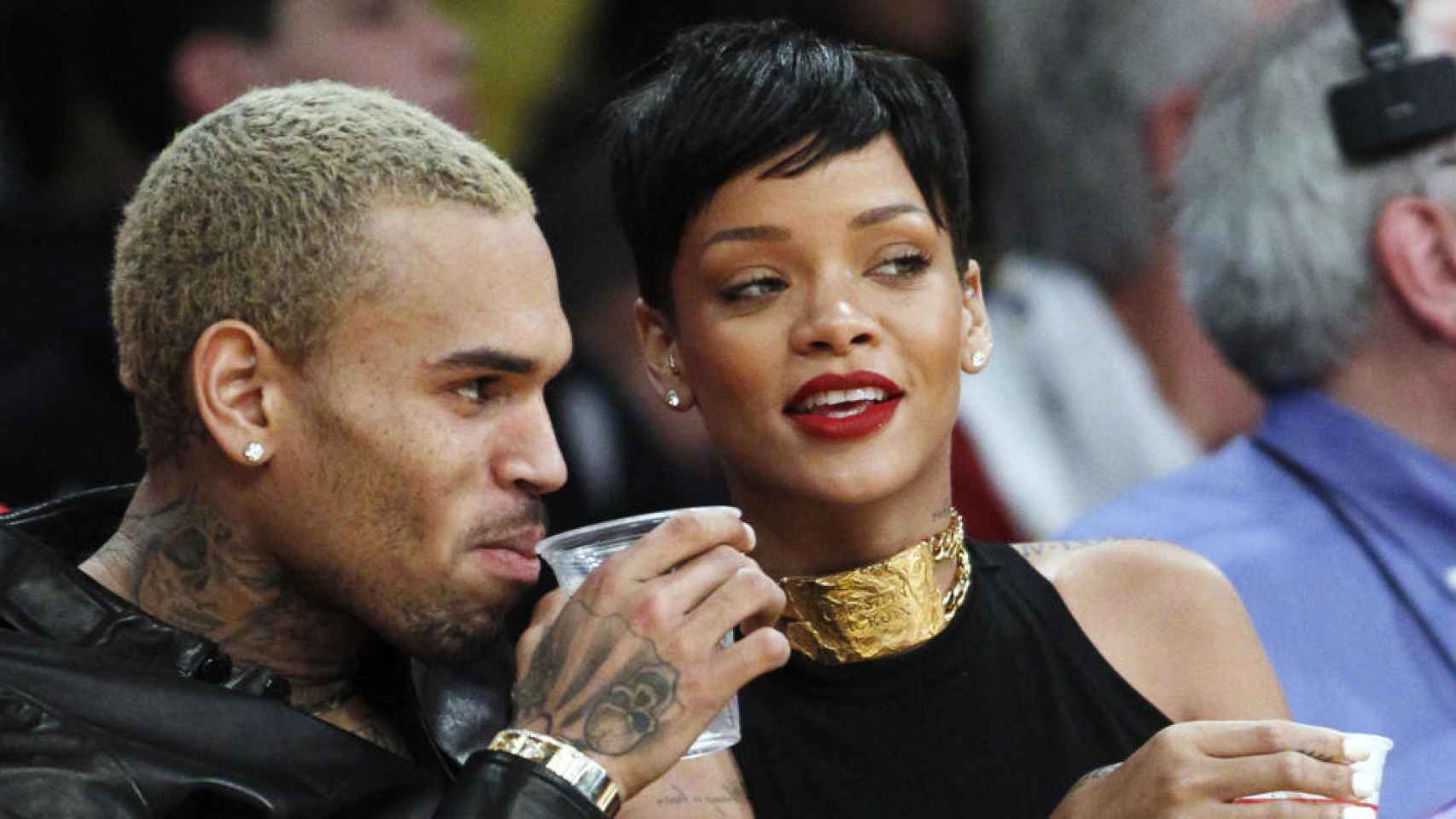 Rihanna y Chris Brown disfrutan de un partido de baloncesto