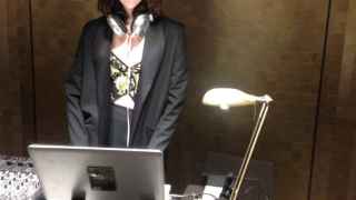 Brianda ejerciendo como DJ en la apertura de Suárez
