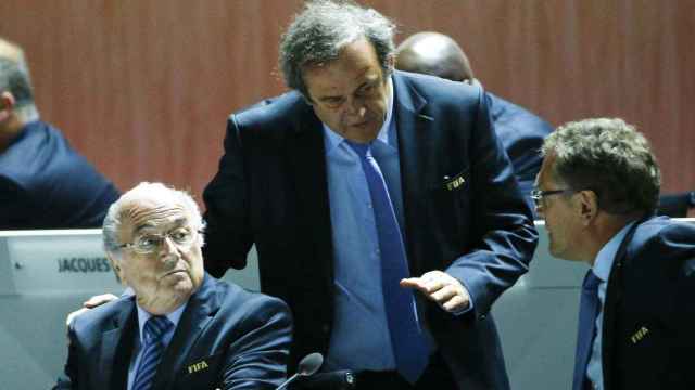 Michel Platini junto con Joseph Blatter en la sede de la FIFA.