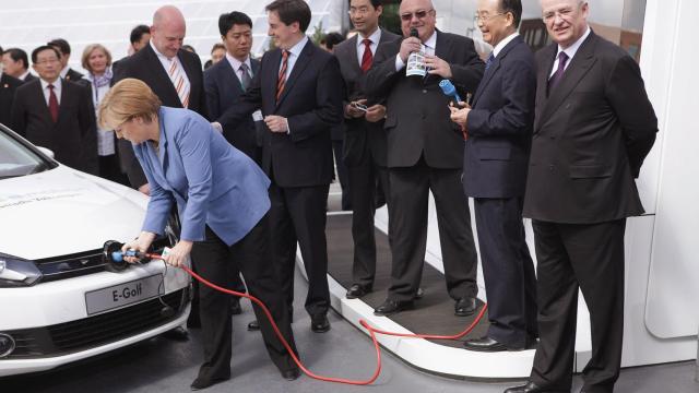 La canciller alemana Angela Merkel junto a autoridades chinas y el expresidente de VW.