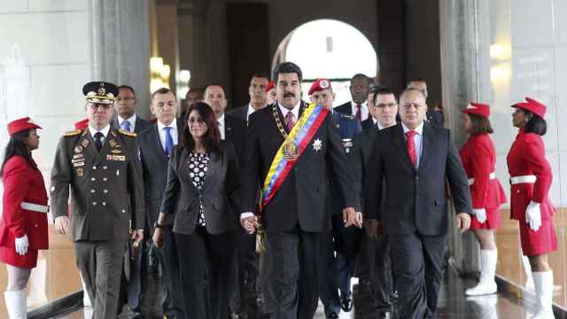 Nicolás Maduro, acompañado de su esposa Cilia Flores y miembros de su gabinete.