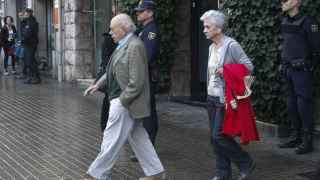 Jordi Pujol y su esposa, Marta Ferrusola, a la salida de su domicilio este martes tras el registro policial