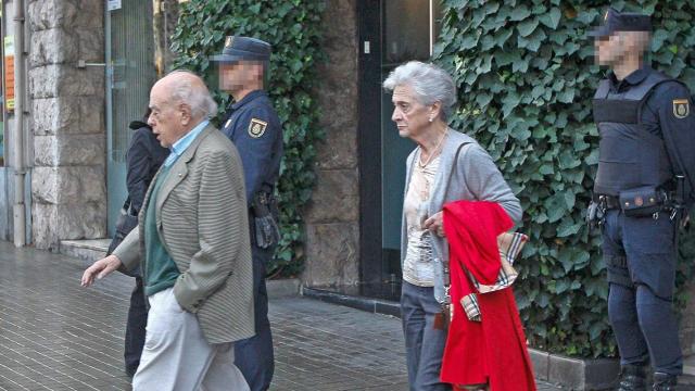 Jordi Pujol y su esposa, Marta Ferrusola, a la salida de su domicilio este martes, tras el registro policial.