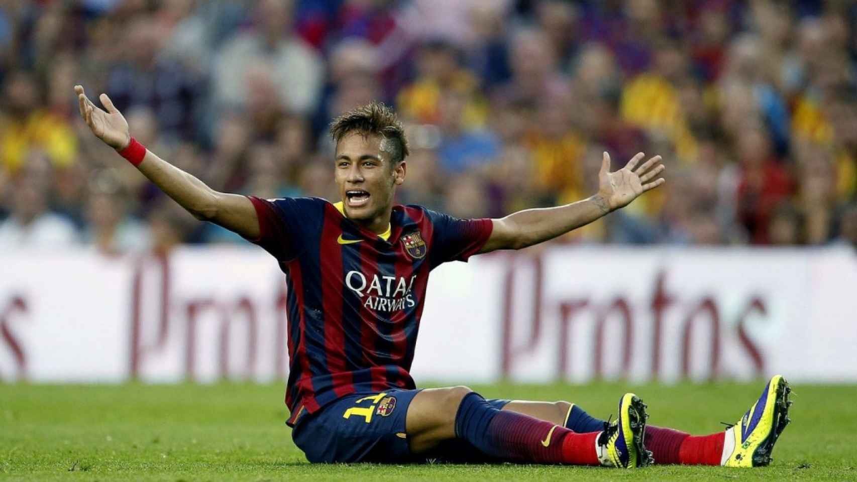 Neymar se queja de la dureza de una entrada durante un partido con  el Barcelona.