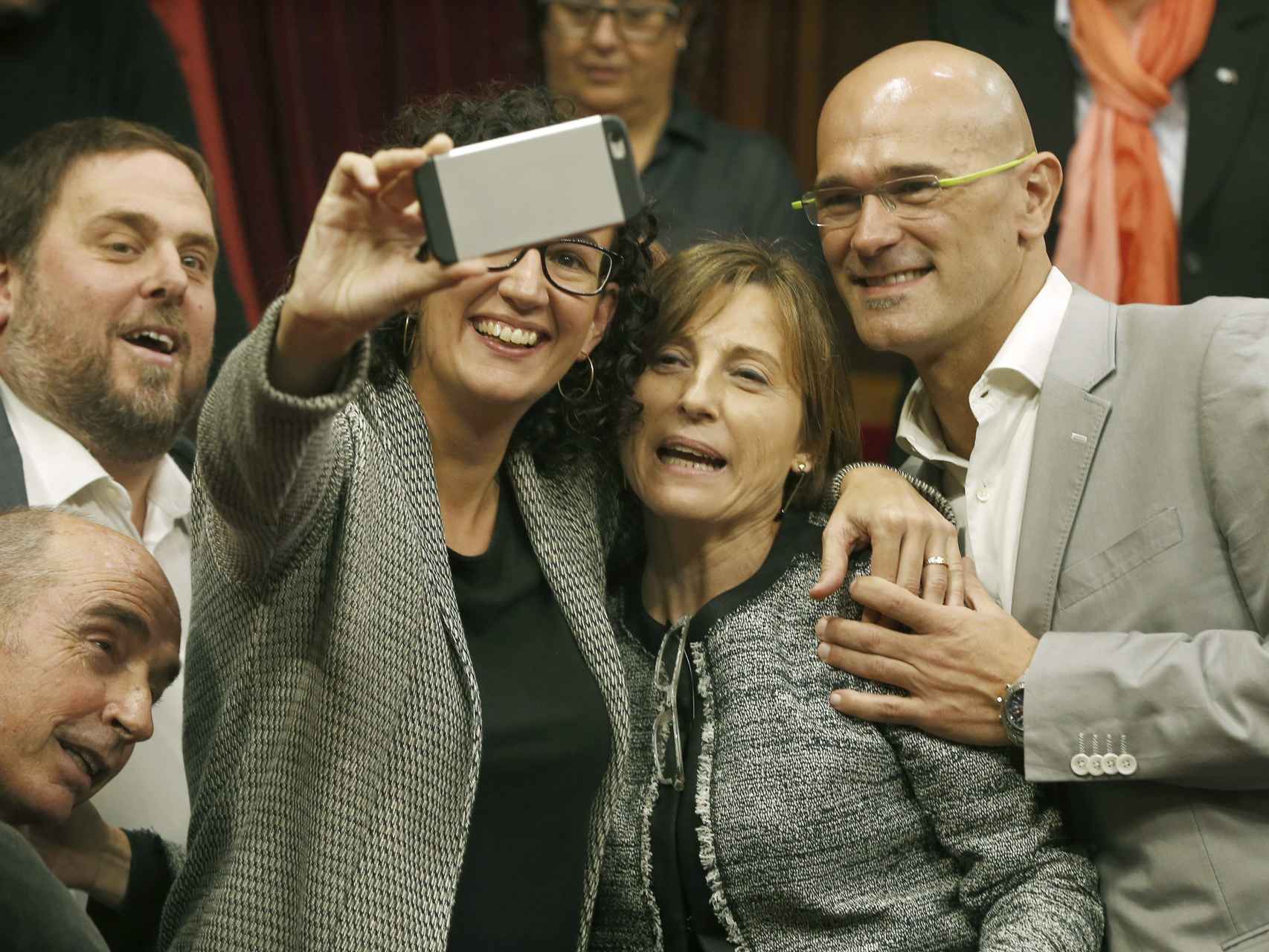 Los diputados de Junts pel Sí, Lluís LLach, Oriol Junqueras, Marta Rovira y Raül Romeva, se fotografían junto a Carme Forcadell.