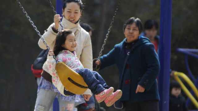China abandona su política de un solo hijo.