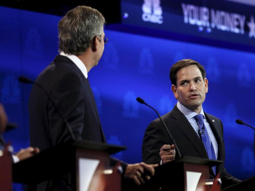 Un momento del intercambio entre Jeb Bush, de espaldas, y Marco Rubio.