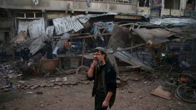 Un sirio camina entre la destrucción en Damasco.