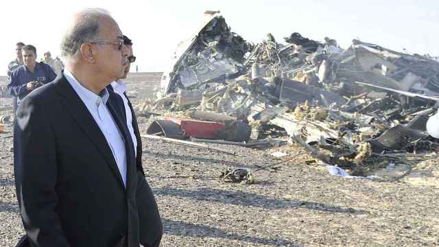 El primer ministro egipcio observa este sábado los restos del avión de pasajeros ruso.