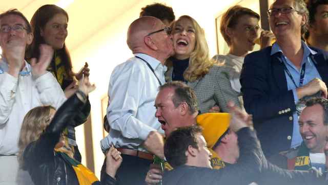 Murdoch celebra cariñosamente con Halla una jugada de su equipo durante la final de rugby