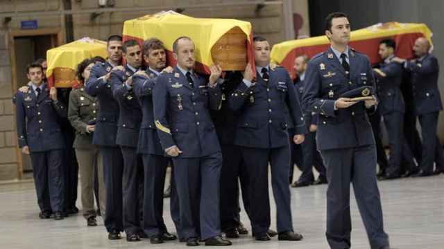 Compañeros de los militares fallecidos portan los féretros