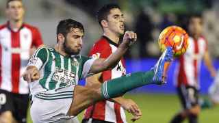 Piccini despeja el balón ante Balenziaga en el Betis - Athletic,