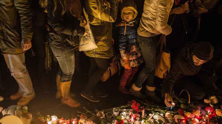 Velas y rosas en San Petersburgo por las víctimas.