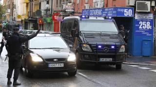 Varios efectivos de la Policía en el madrileño barrio de Vallecas donde se ha producido una de las detenciones de hoy