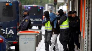 Uno de los acusados por Terrorismo en Madrid sube a un furgón policial.