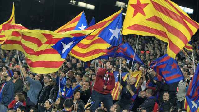 Un aficionado ondea una bandera en el Camp Nou.