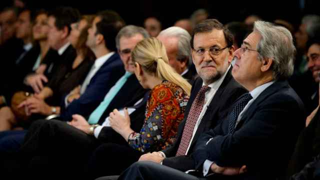 Rajoy, sentado entre la presidenta Cifuentes y el presidente de Unidad Editorial, Antonio Fernández-Galiano.
