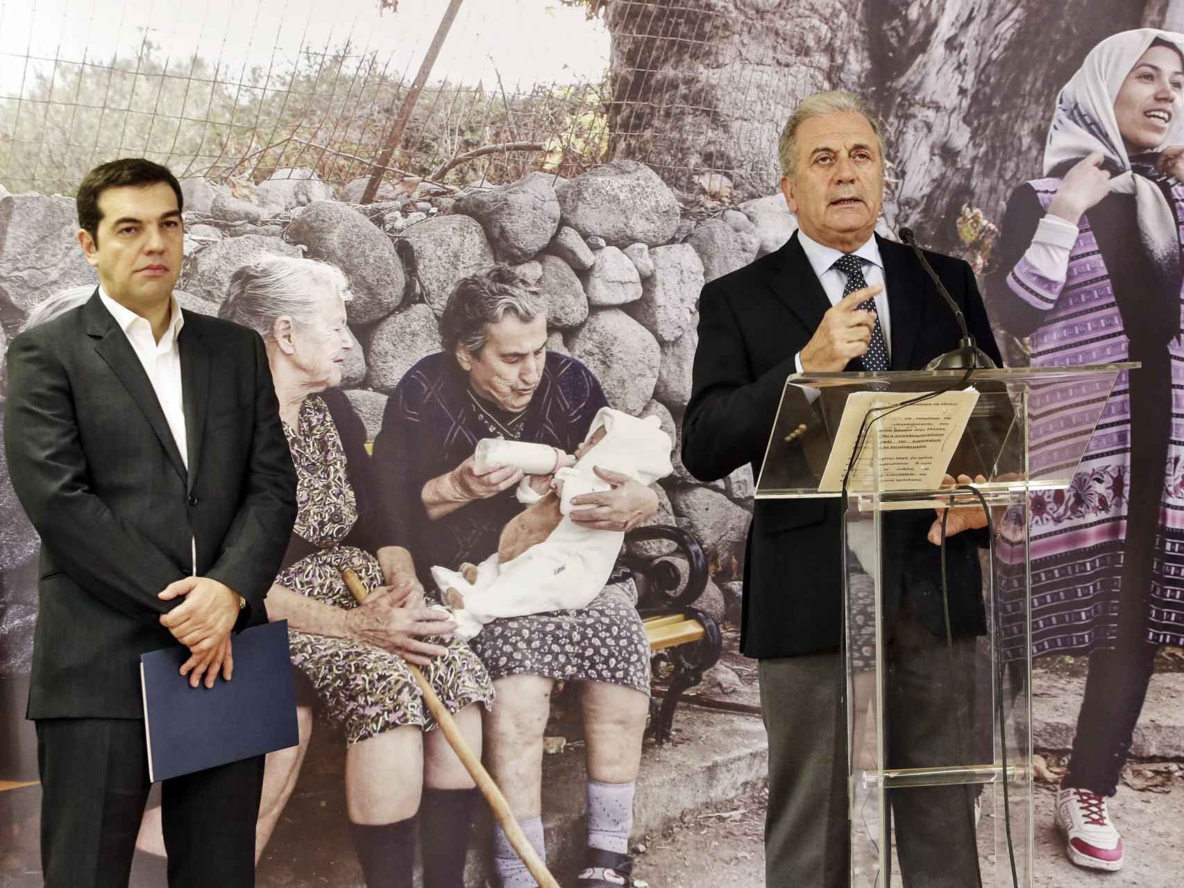 El primer ministro griego, Alexis Tsipras, y el comisario de Inmigración, Dimitris Avramopoulos, comparecen ante la prensa