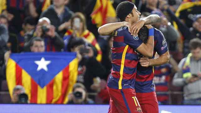 Neymar y Suárez celebran el tercer tanto del Barça.