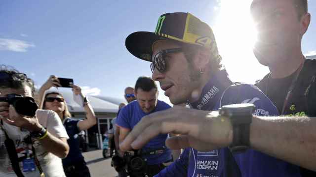 Rossi, junto a un miembro de la seguridad en el Circuito Ricardo Tormo.