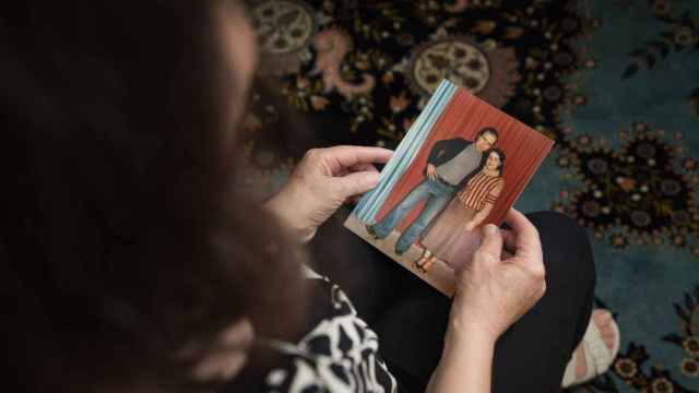 La mujer de Fa'eq al Mir sostiene fotos familiares. Lleva 2 años desaparecido.