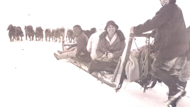 Josephine, en el centro, con su hija Marie y una inuit.