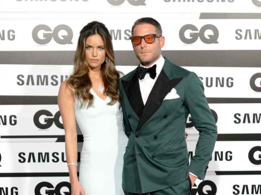 Lapo Elkann y su novia Marina Peñate posan en los Premios GQ
