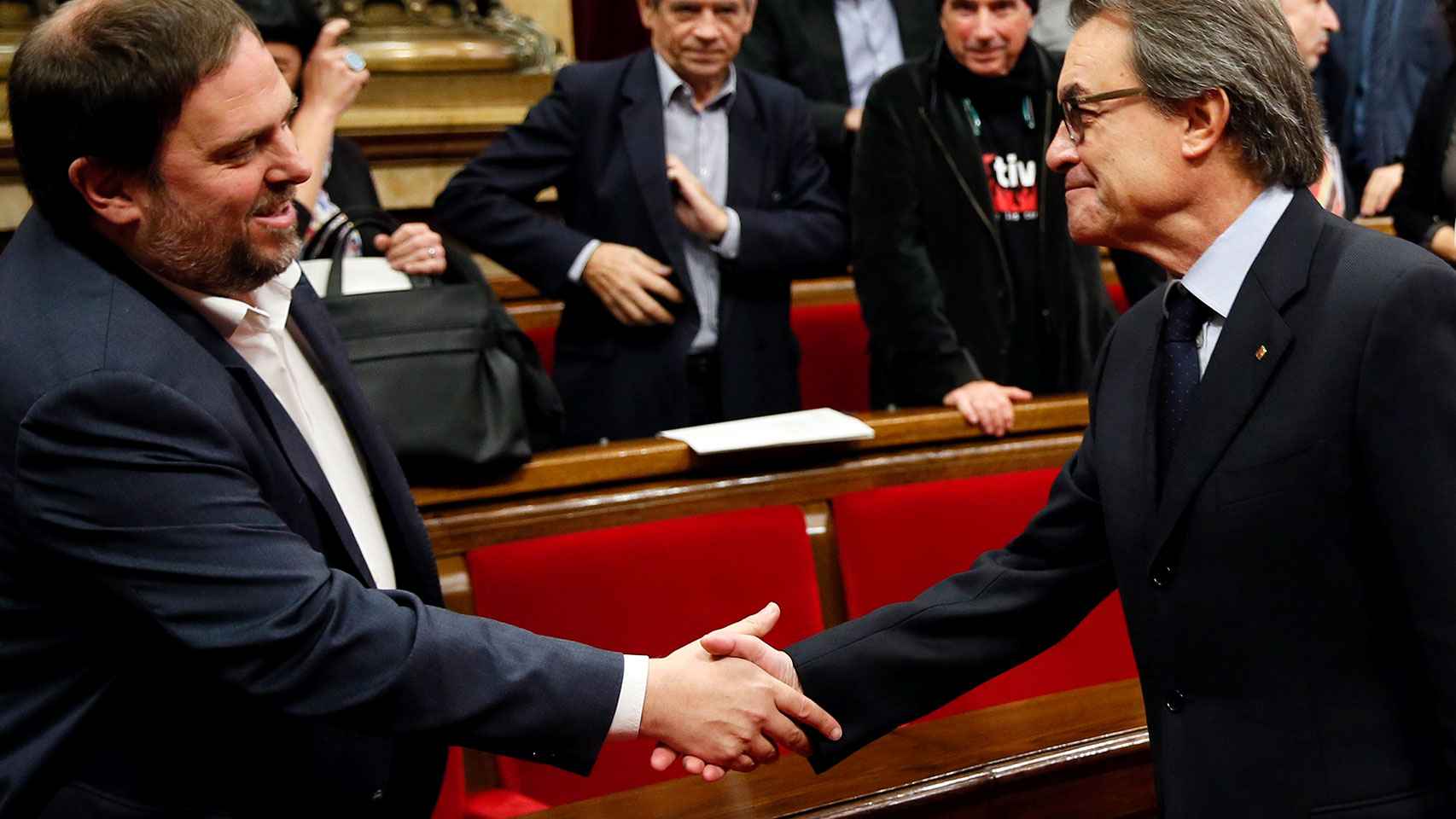 Oriol Junqueras y  Artur Mas se saludan en el Parlament