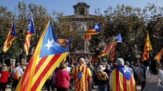 Partidarios de la independencia a las puertas del Parlament de Cataluña durante la votación de la resolución independentista