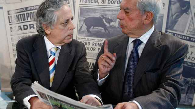 Mario Vargas Llosa conversa con el periodista Miguel Ángel Aguilar en una imagen de 2011
