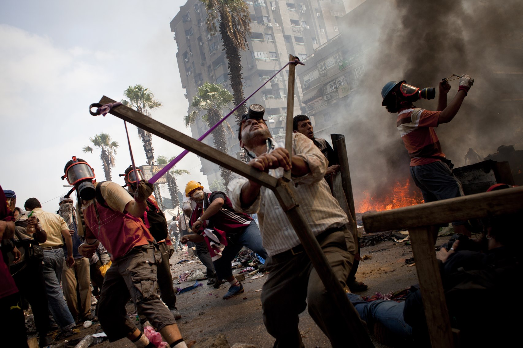 Dos hombres con un gran tirachinas en el Cairo.