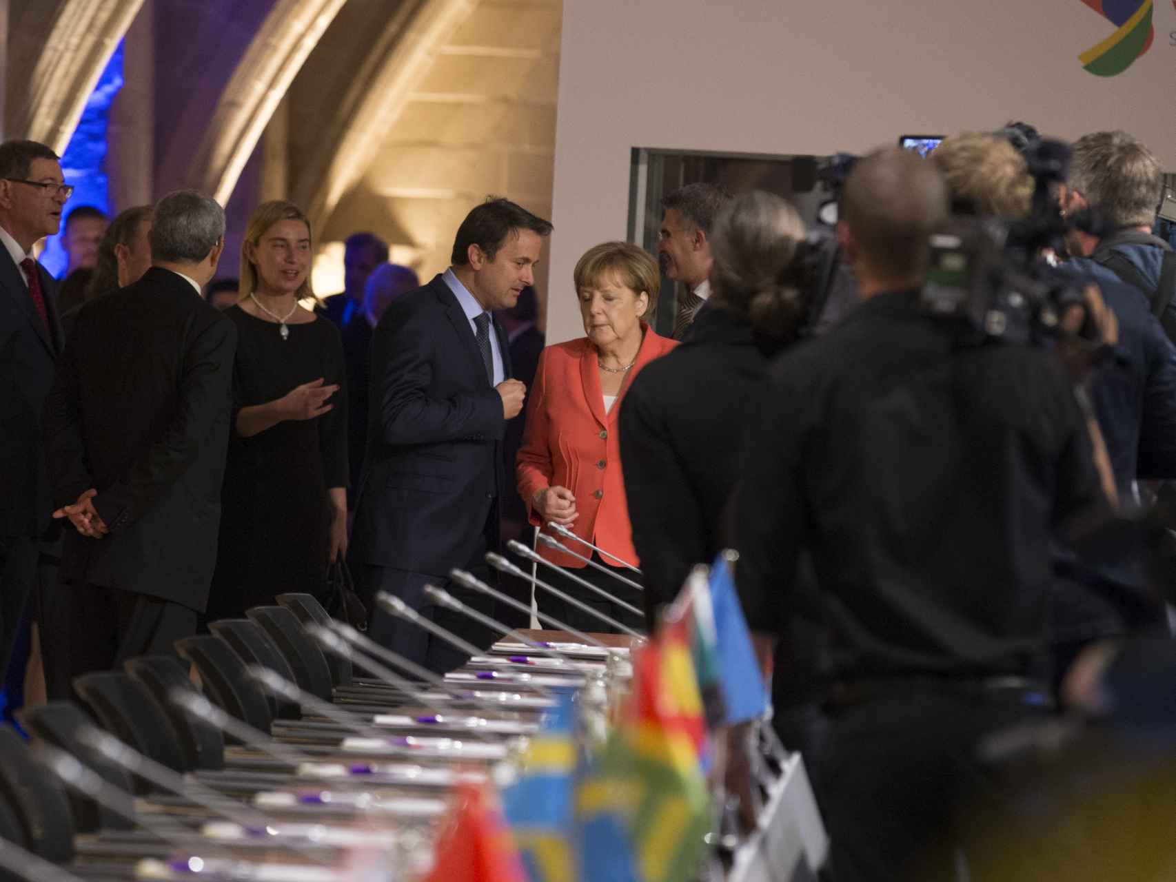 La canciller Angela Merkel conversa con el primer ministro luxemburgués, Xavier Bettel, al inicio de la cumbre de La Valeta