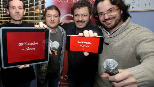 El equipo de Redkaraoke, en la sede de La Rioja.