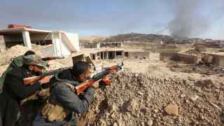 Fuerzas kurdas atacan el pueblo iraqui de Sinyar tomado por el Estado Islámico.