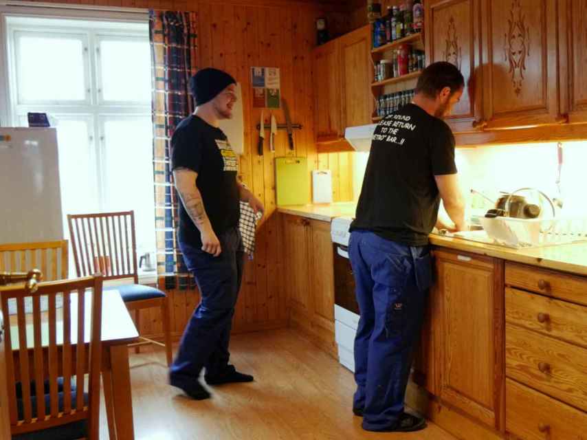 Dos presos en la cocina.