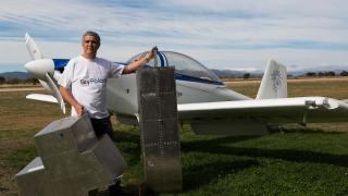Miguel A. Gordillo posa con su avión.