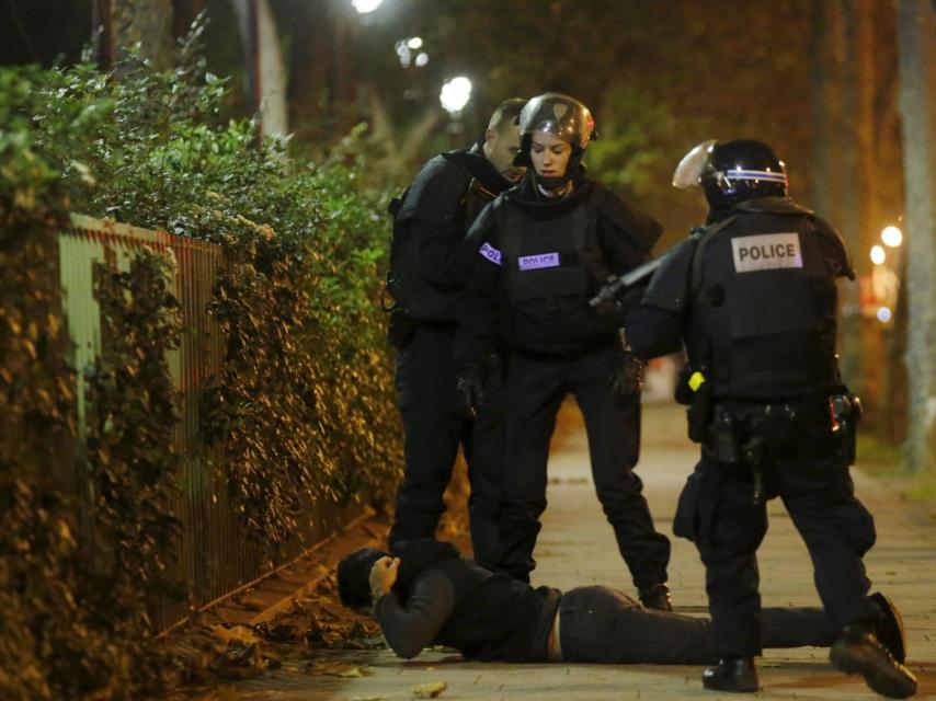 Agentes de la Policía francesa en las inmediaciones de la sala Bataclan