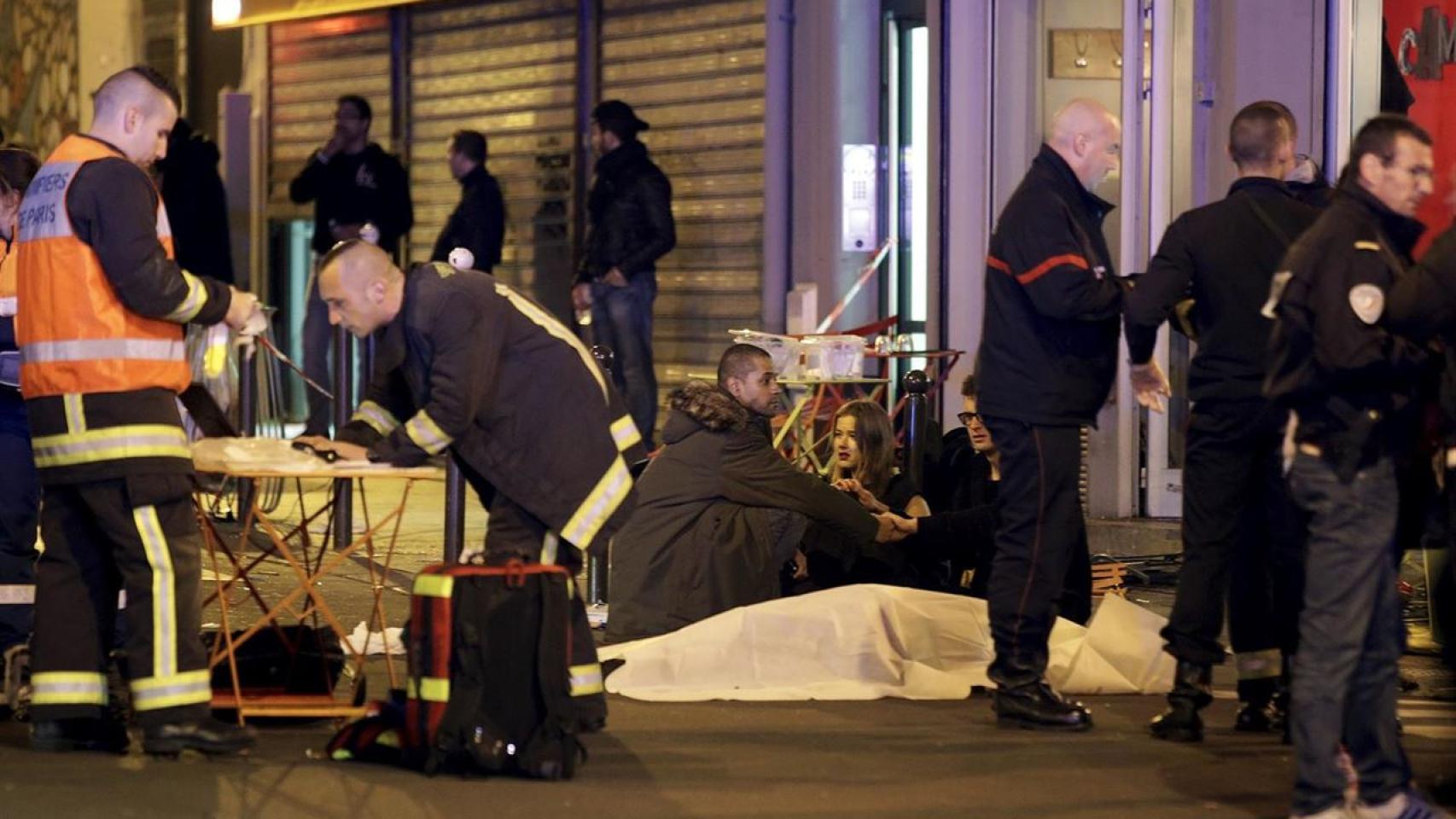 Las autoridades atienden a unos heridos en la puerta de la sala Bataclan
