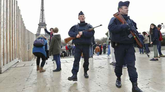 París, en la mañana de este sábado, tomada por las fuerzas de seguridad.