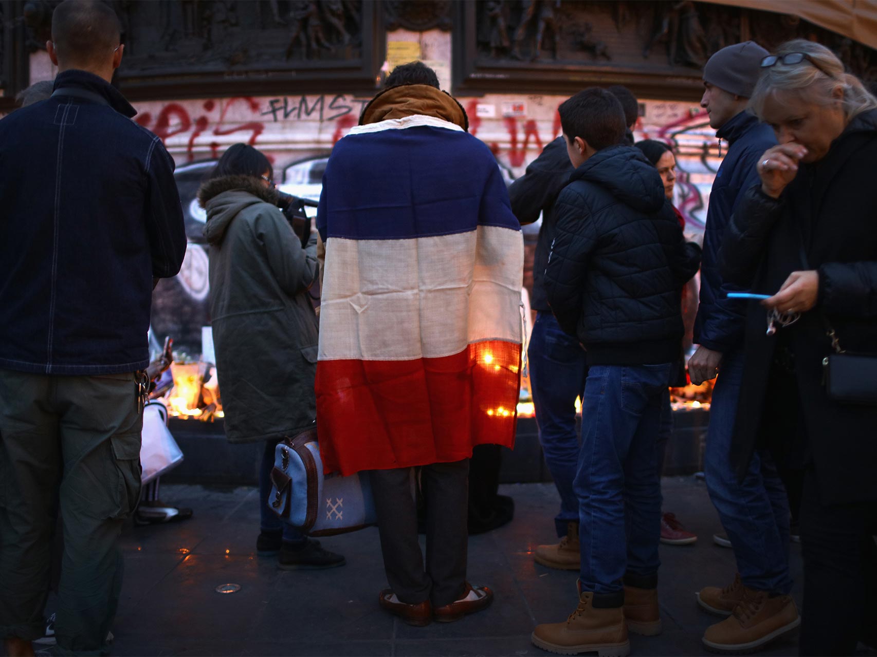 Parisinos colocan velas y mensajes en la Place République.