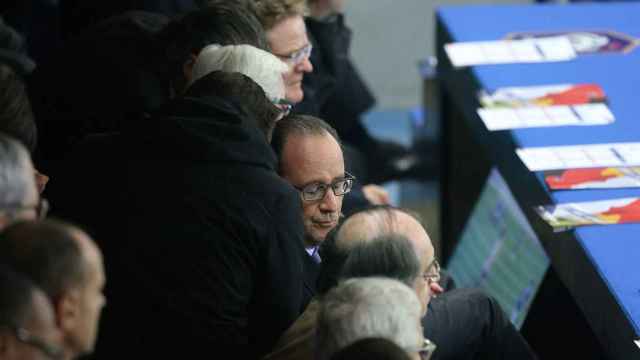 Francois Hollande poco antes de ser evacuado del Stade de France atacado. Xavier Laine / Getty Images