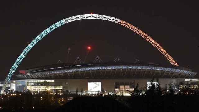 El estadio de Wembley iluminado con los colores de la bandera francesa / Reuters
